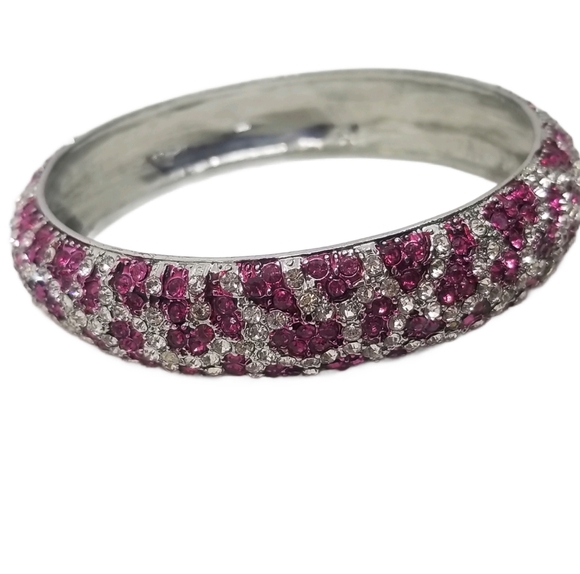 SILVERTONE ANIMAL PRINT PINK & WHITE RHINESTONE BANGLE BRACELET - Picture 3 of 4
